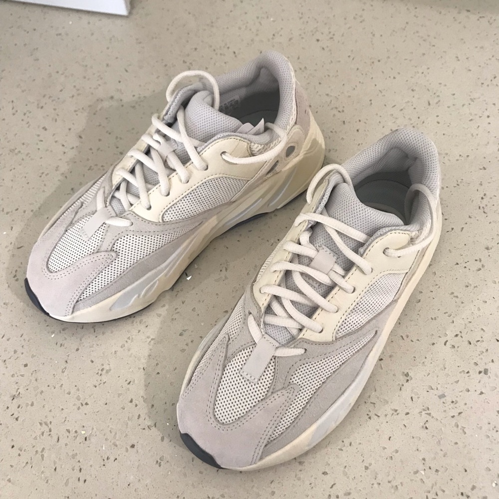Yeezy boost 700 in analog